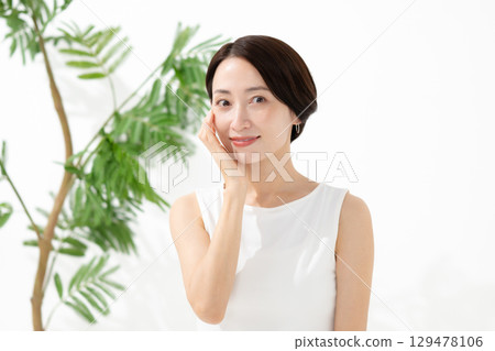 做皮膚護理的中年婦女 129478106