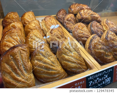 商店裡擺滿了蘋果派 129478345