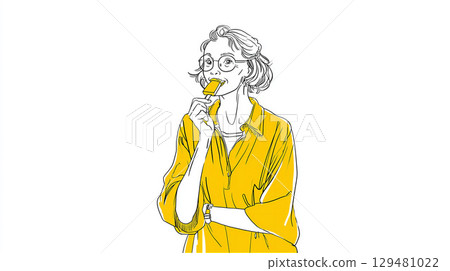 一位戴眼鏡的女士開心地吃著冰淇淋 129481022
