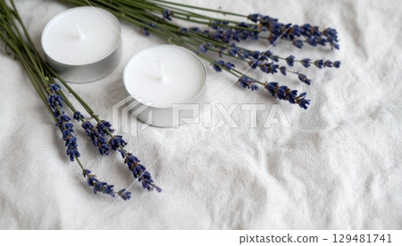 亞麻布上佈置的香氛蠟燭和薰衣草營造出寧靜和諧的氛圍 亞麻布上佈置的香氛蠟燭和薰衣草營造出寧靜和諧的氛圍 129481741