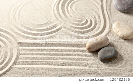 精心佈置的沙紋和天然石頭營造出寧靜的禪宗花園 129482156
