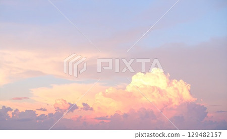 日落時分，柔和的天空中漂浮著蓬鬆的雲彩，形成柔和的焦點 129482157