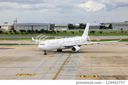 Airport view, the plane followed the taxiway to the runway. to prepare for departure. Airport view, the plane followed the taxiway to the runway. to prepare for departure. 129482757