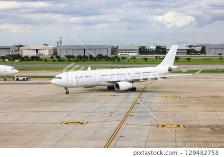 Airport view, the plane followed the taxiway to the runway. to prepare for departure. Airport view, the plane followed the taxiway to the runway. to prepare for departure. 129482758
