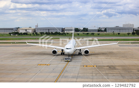 Airport view, the plane followed the taxiway to the runway. to prepare for departure. 129482792
