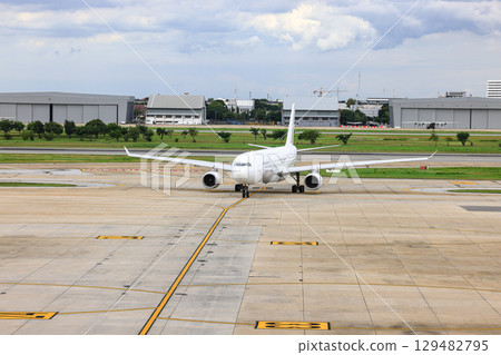 Airport view, the plane followed the taxiway to the runway. to prepare for departure. 129482795
