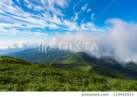 晴朗的夏日，青森縣八甲田山的登山步道 129483933