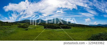 A hiking trail on Mt. Hakkoda in Aomori on a clear summer day 129483962