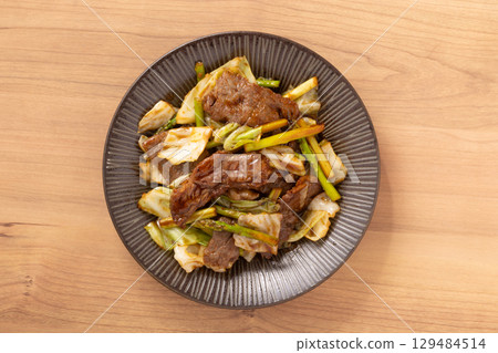 Beef stir-fried with oyster sauce (cabbage, asparagus) Beef stir-fried with oyster sauce (cabbage, asparagus) 129484514