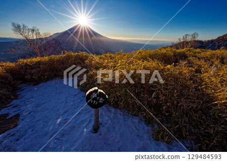 Diamond Fuji seen from the summit of Amagatake 129484593