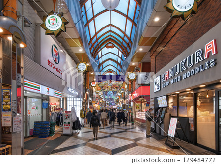 [東京中野] 中野Sun Mall商店街兩旁林立著餐廳和便利商店。 129484772