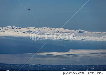 從毛無山眺望滑翔傘和駿河灣的大海 129484952