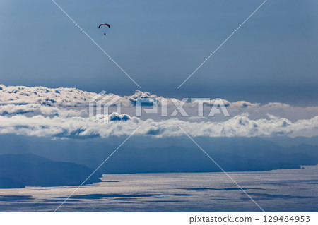 從毛無山眺望滑翔傘和駿河灣的大海 129484953