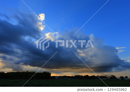 落日照亮的雲彩 129485062