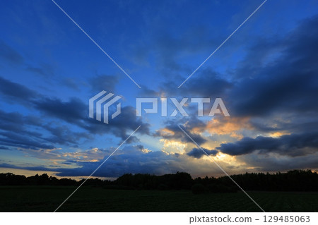 落日照亮的雲彩 129485063