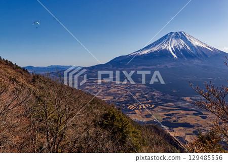 Mount Fuji in winter seen from Mount Kenashi and paragliding Mount Fuji in winter seen from Mount Kenashi and paragliding 129485556
