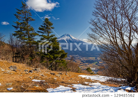Asagiri Plateau and Mt. Fuji seen from the summit of Mt. Kenashi in winter 129485562
