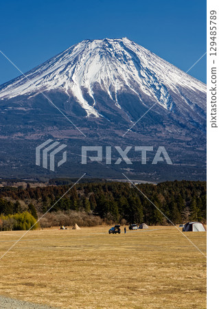 朝霧高原露營地和冬季的富士山 129485789