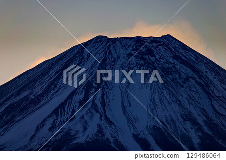 從朝霧高原和天嶽眺望，日出前富士山升起雪煙 129486064