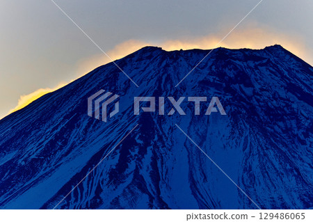 從朝霧高原和天嶽眺望，日出前富士山升起雪煙 129486065