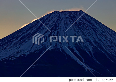 從朝霧高原和天嶽眺望，日出前富士山升起雪煙 129486066