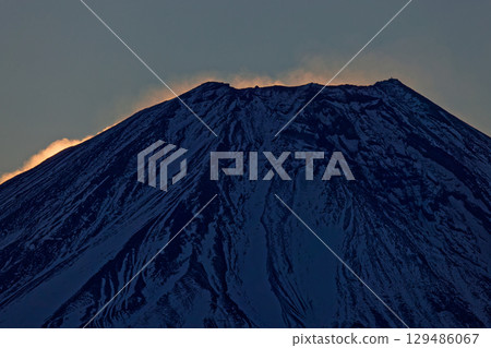 從朝霧高原和天嶽眺望，日出前富士山升起雪煙 129486067