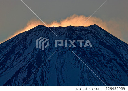 從朝霧高原和天嶽眺望，日出前富士山升起雪煙 129486069