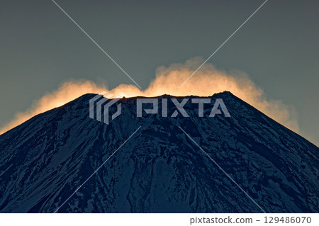 從朝霧高原和天嶽眺望，日出前富士山升起雪煙 129486070