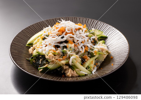 Seafood salad (whitebait, flying fish roe, tuna, wakame seaweed) 129486098