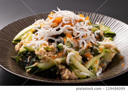 Seafood salad (whitebait, flying fish roe, tuna, wakame seaweed) 129486099