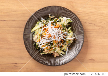 Seafood salad (whitebait, flying fish roe, tuna, wakame seaweed) Seafood salad (whitebait, flying fish roe, tuna, wakame seaweed) 129486100