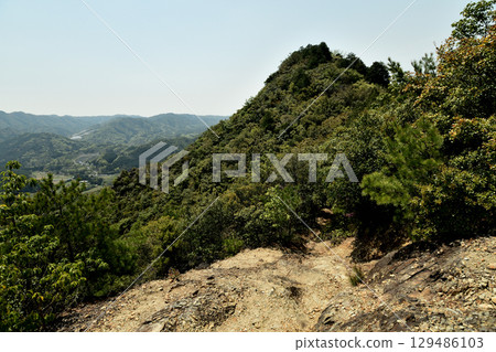 View of Tsuchiyama Castle ruins from the west hiking trail (Okuyama Ameyama Natural Park) [Kumatori Town, Sennan District, Osaka Prefecture] 129486103