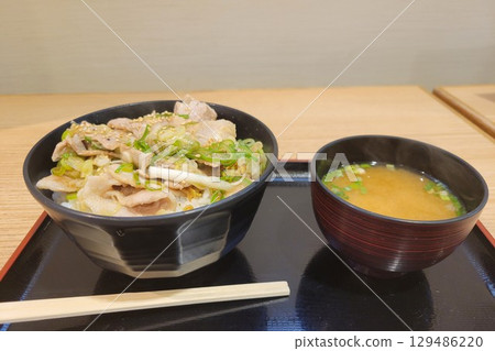 Pork rice bowl with green onions and salt and miso soup 129486220