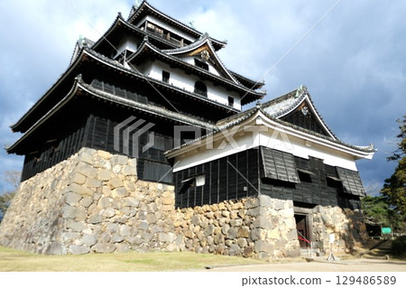 The national treasure Matsue Castle towers into the winter sky 129486589