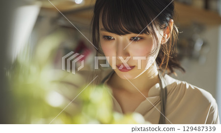 一個在廚房做飯的女人 129487339