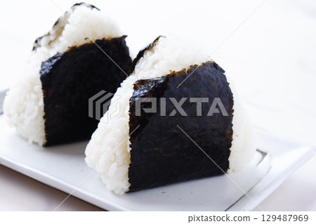 飯糰－用新鮮煮熟的米飯做成的美味飯糰 129487969