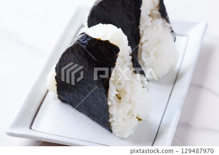 飯糰－用新鮮煮熟的米飯做成的美味飯糰 129487970