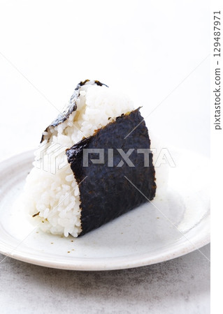 飯糰－用新鮮煮熟的米飯做成的美味飯糰 129487971