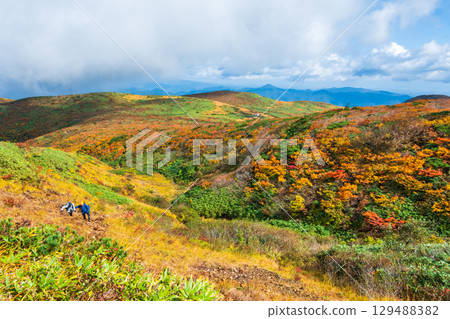 Climbing Mount Kurikoma in autumn (Ubunuma to Higashi-Kurikoma) 129488382