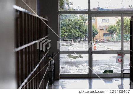 空蕩蕩的小學走廊、入口 空蕩蕩的小學走廊、入口 129488467