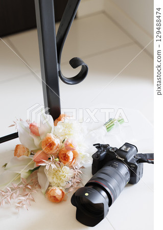 Image of a bouquet and a camera 129488474