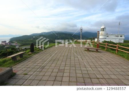 View of the southern side of Tappisaki Lighthouse on the Tsugaru Peninsula (Sotogahama Town, Aomori Prefecture) 129488557