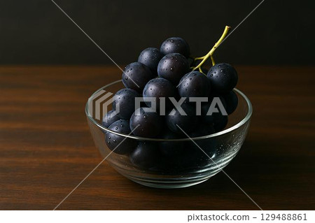 Enjoy the taste of autumn with this seasonal image set that gives off a warm and cozy vibe: grapes 129488861