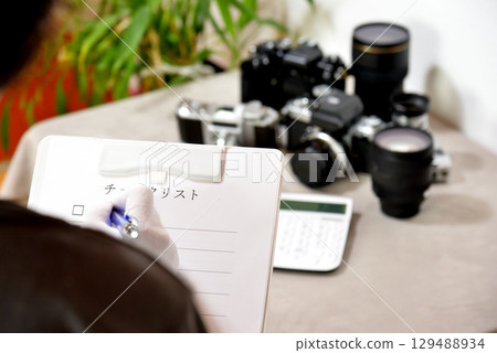 Image of an appraiser evaluating a camera 129488934