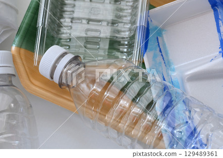 Recyclable garbage, food trays, plastic bottle shopping bags 129489361