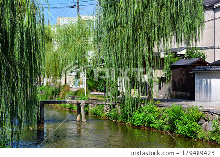 Gyojabashi Bridge, a single bridge along the Shirakawa River 129489423