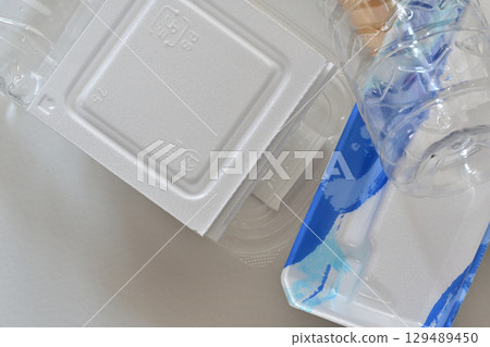 Recyclable garbage, food trays, plastic bottle shopping bags 129489450