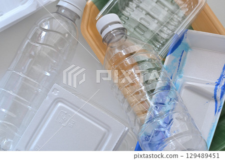 Recyclable garbage, food trays, plastic bottle shopping bags Recyclable garbage, food trays, plastic bottle shopping bags 129489451