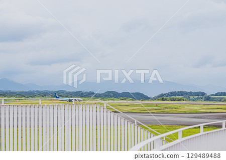 一架飛機在牧之原市（靜岡縣）富士山靜岡機場的跑道上行駛 129489488