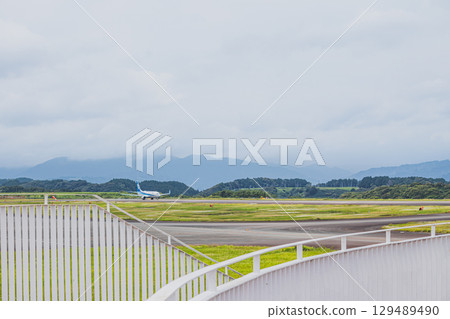 An airplane running on the runway at Mt. Fuji Shizuoka Airport in Makinohara City (Shizuoka Prefecture) 129489490